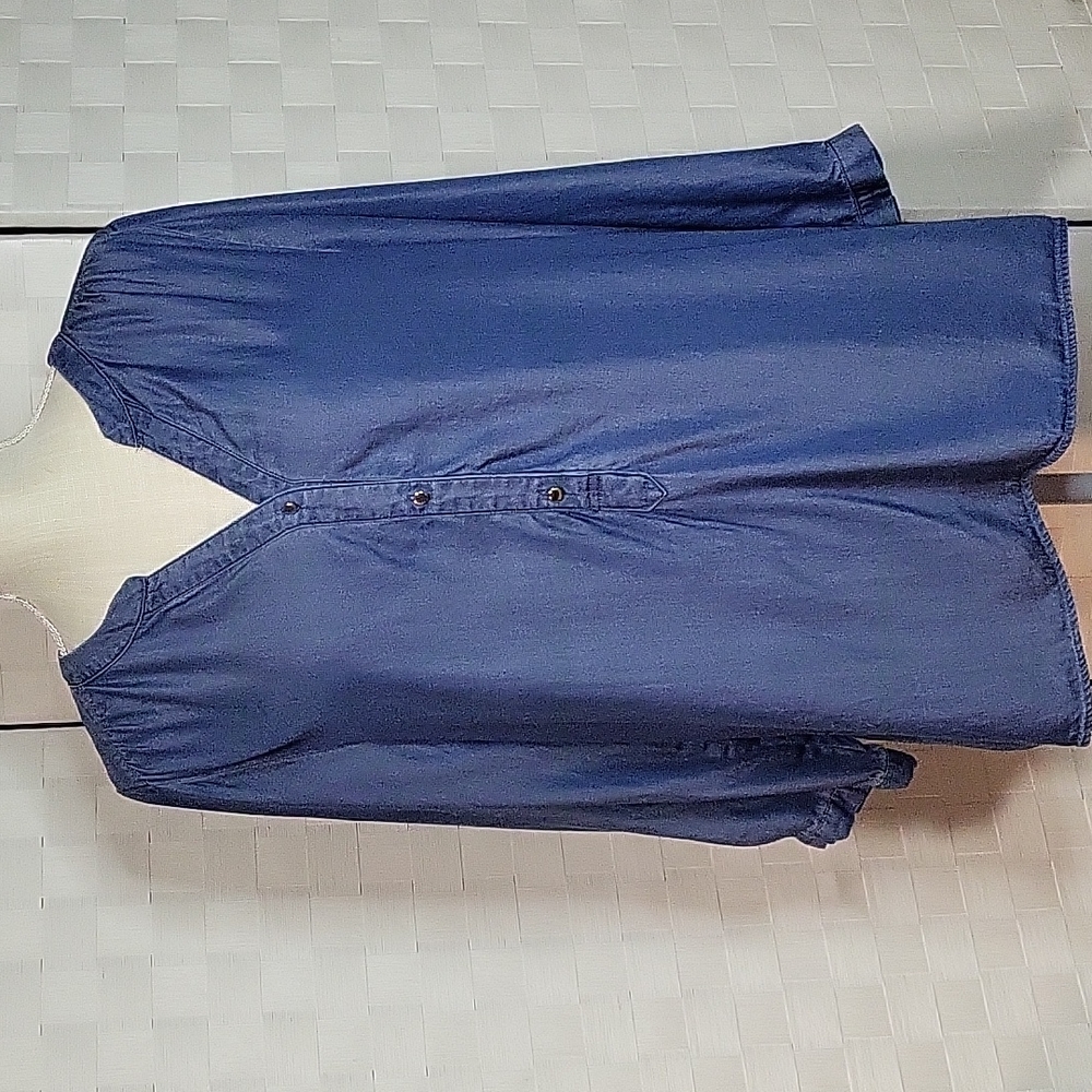 Zac & Rachel Size Large- Women's Button V-neck Denim Blouse
